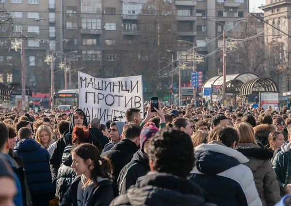Дневни протест — маса са транспарентом Машинци против машинерије на раскрсници