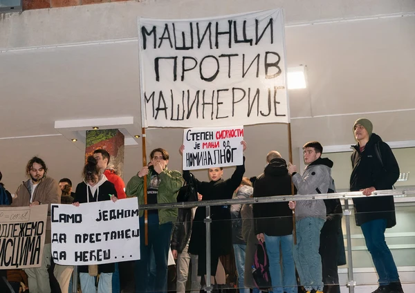 Студенти на огради са транспарентима Машинци против машинерије и Степен сигурности је мањи од номиналног