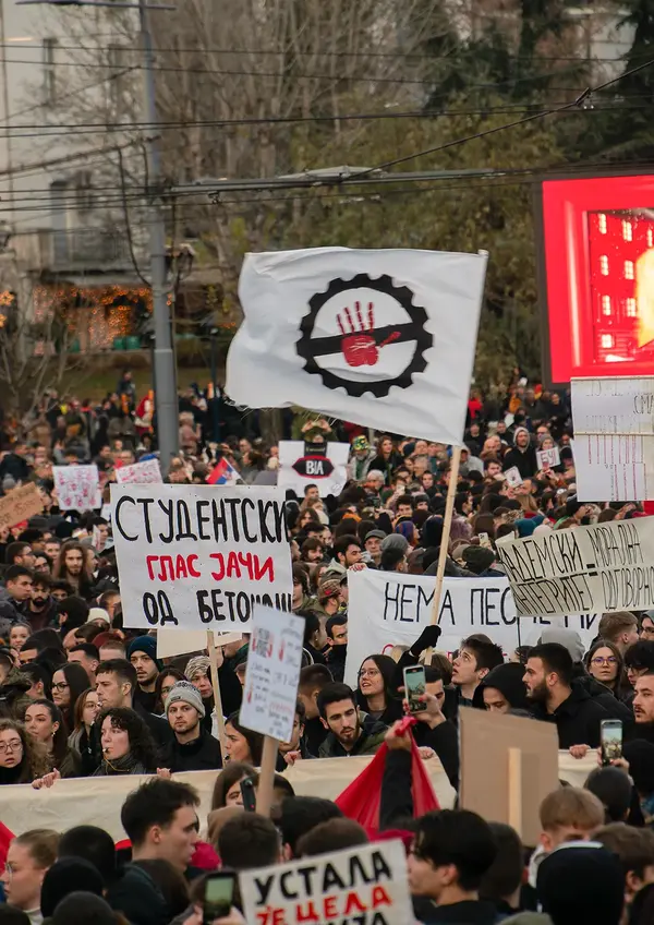 Маса са заставом Машинаца и натписом Студентски глас јачи од бетона
