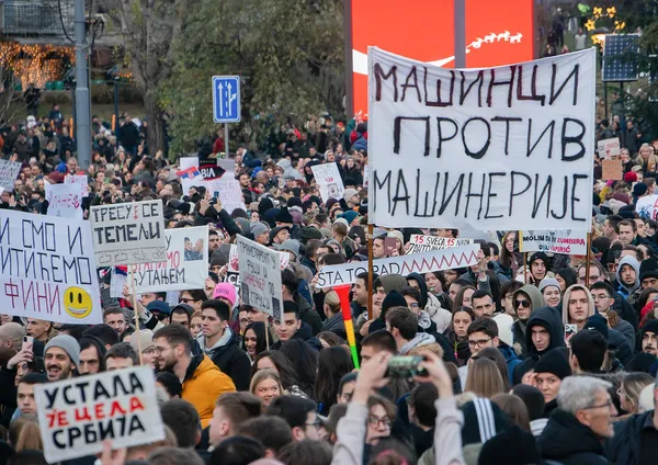 Масовни протест са транспарентом Машинци против машинерије и натписом Устала је цела Србија