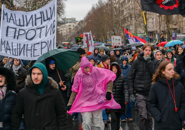 Протестна поворка по киши — кишобрани и кабаница са транспарентом Машинци против машинерије