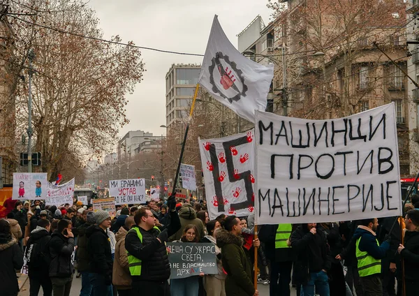 Поворка са транспарентом Машинци против машинерије и заставом организације