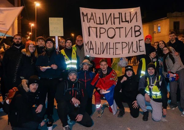 Групна фотографија Машинаца на ноћном протесту са српском заставом