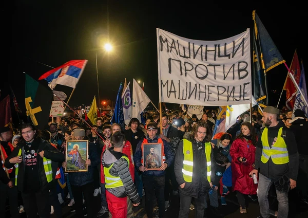Ноћна поворка са заставама, иконама и транспарентом Машинци против машинерије
