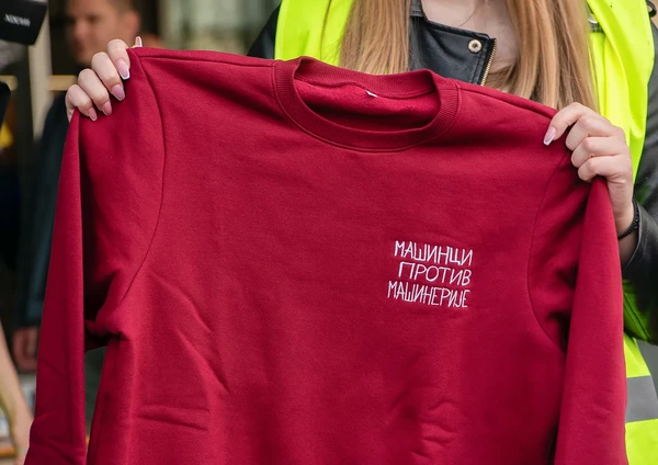 Бордо дуксерица са везеним натписом Машинци против машинерије