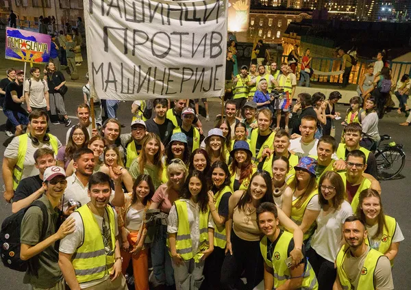 Групна фотографија Машинаца у жутим прслуцима на ноћном протесту