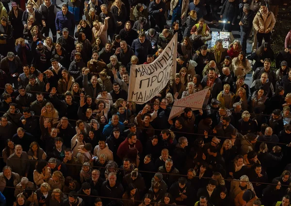 Ноћни протест из ваздуха — маса са транспарентом Машинци против машинерије